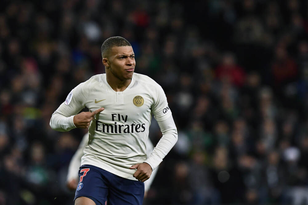 能传能射！吉莱斯皮上半场三分5中5砍下15分4板5助 没有失误！